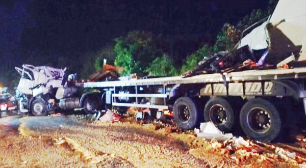 Colisão frontal entre caminhões deixa dois motoristas mortos na BR-163