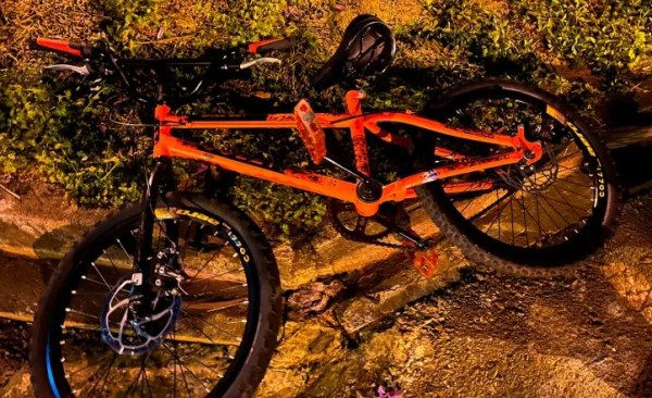 Criança de 6 anos fica ferida após colisão entre bicicleta e carro
