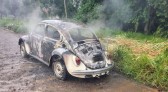 Incêndio destrói Volkswagen Fusca às margens da SC-163, em São João do Oeste
