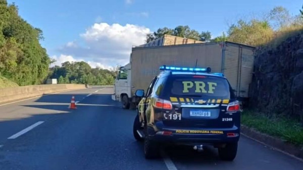 Caminhoneiro é atropelado pelo próprio veículo e acidente atinge outro carro na BR-376