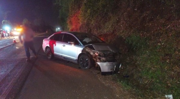 Colisão envolve quatro veículos na PR-483 durante a madrugada