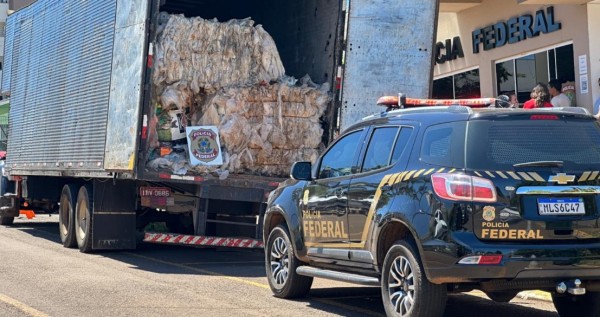 PF apreende caminhão com 11 toneladas de sucata de plástico na fronteira