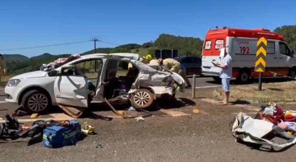 Grave acidente entre carro e caminhão deixa casal ferido