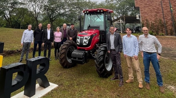 Curso de Agronomia recebe trator para aulas práticas