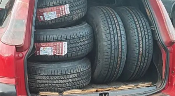 Operação conjunta apreende veículo com pneus contrabandeados na BR-277