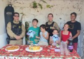 Policiais militares participam de festa de aniversário e emocionam crianças