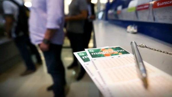 Mega-Sena acumula e prêmio principal vai para R$ 12 milhões