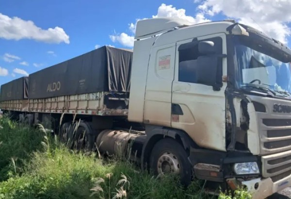 Colisão traseira entre caminhão e carro é registrada na PR-182