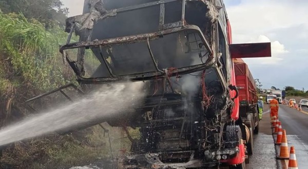 Incêndio destrói cabine de carreta na BR-163