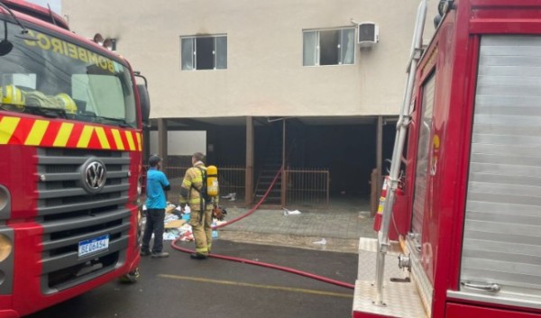 Homem é preso após causar incêndio em residência; ele, uma mulher e uma criança ficaram feridos