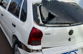 Motociclista fica ferido após perder controle da moto e atingir dois carros
