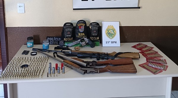 Homem é detido com armas e munições após forças policiais cumprirem mandados de busca e apreensão