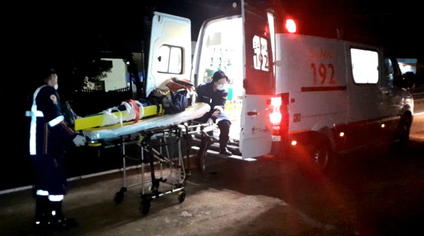 Jovem sofre fratura exposta em colisão envolvendo carro e moto na rodovia Vitório Traiano