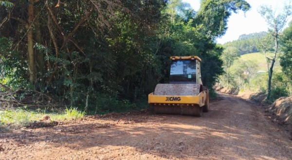Recuperação de estradas rurais é intensificada em Beltrão