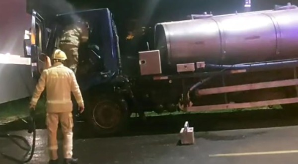 Incêndio atinge cabine de caminhão de transporte de leite