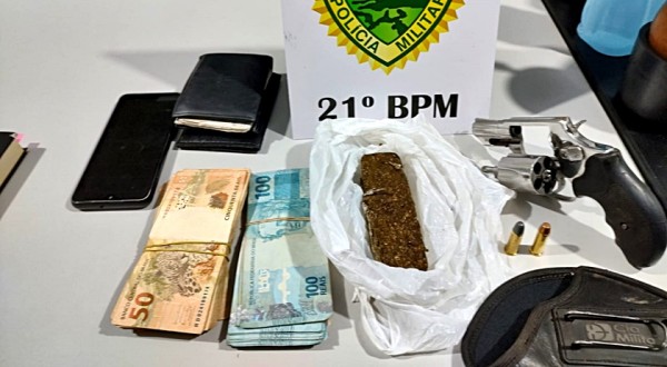 PM apreende drogas, arma de fogo e o homem que transportava estes