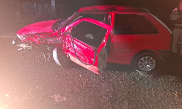 Colisão entre carro e caminhão deixa ferido