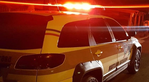 Homem cai e bate a cabeça em calçada após roubo
