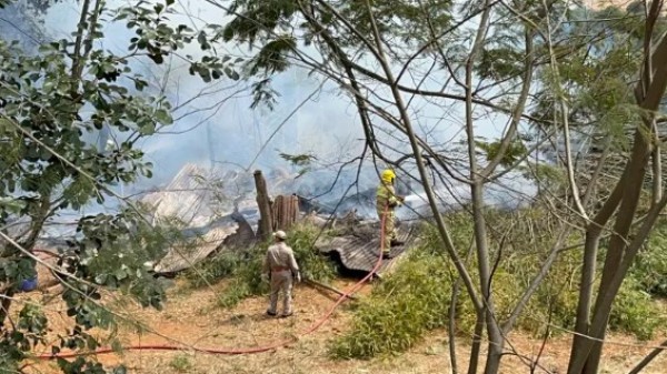 Incêndio atinge barracão às margens da PR-483