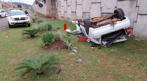 Homem morre após carro cair no viaduto na Avenida Natalino Faust