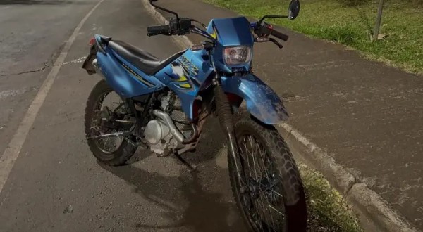 Motociclista fica ferido após colidir contra poste no bairro Pinheirinho 