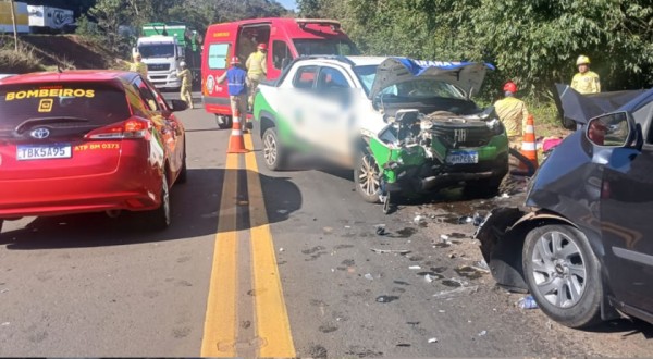 Colisão frontal na PR-483 deixa três pessoas feridas