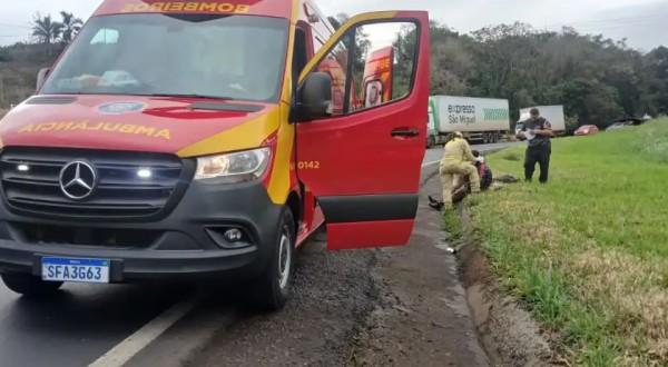 Motociclista fica ferido após colisão frontal com caminhão na PR-180