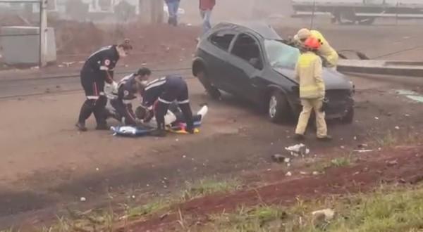 Homem morre após carro atingir poste na PR-281