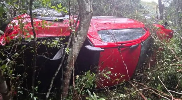 Duas pessoas ficam feridas após camionete sair da pista na PR-281