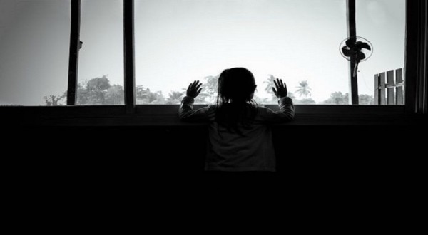 Mulher é presa ao deixar criança de 6 anos em casa para curtir balada