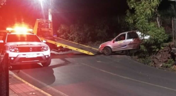 Homem acaba preso após furtar veículo da prefeitura e se envolver em acidente