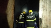 Galpão é parcialmente destruído por incêndio