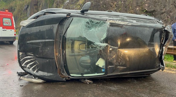 Acidente envolve carreta e New Fiesta na PR 483