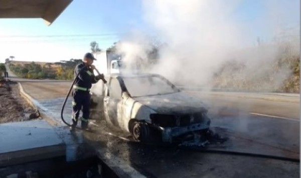 Veículo tem possível pane elétrica e pega fogo na margem da PRC-280