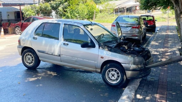 Bombeiros controlam princípio de incêndio em veículo