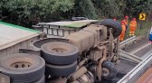 Motorista tem braço amputado em tombamento de caminhão na BR-277