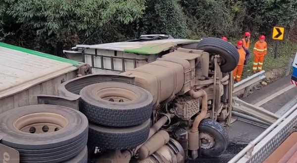 Motorista tem braço amputado em tombamento de caminhão na BR-277