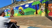 Mural feito com tampinhas recicladas transforma fachada de escola e une comunidade em Guaraniaçu