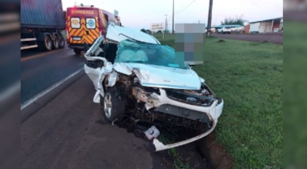 Ultrapassagem termina com colisão entre carro e caminhão na PR 280