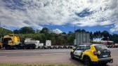 Polícia Rodoviária Estadual intercepta caminhão com carga superdimensionada sem autorização