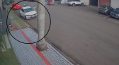 Motociclista bate em carro estacionado e foge; câmeras registram acidente