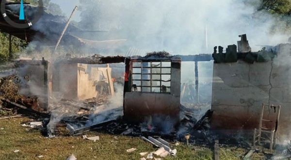 Residência pega fogo no interior de Salto do Lontra