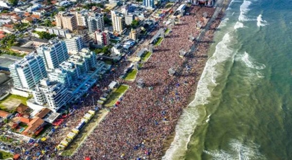 Gusttavo Lima faz show de 3 horas para multidão de 265 mil pessoas na praia de Matinhos