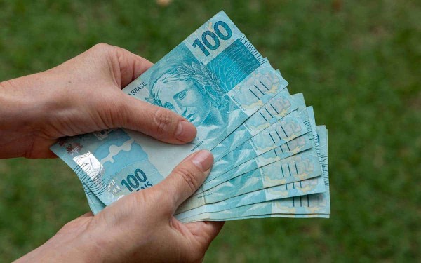 Salário mínimo em 2024 poderá ser de R$ 1.421