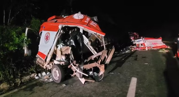 Três socorristas e um paciente morrem em batida entre ambulância e caminhão no Paraná