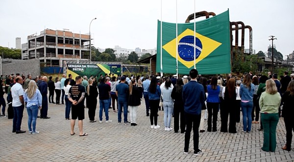 Administração realiza a abertura oficial da semana da Pátria em novo espaço cívico