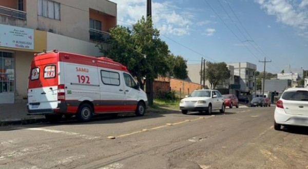 Mulher fica ferida após ser atropelada por carro