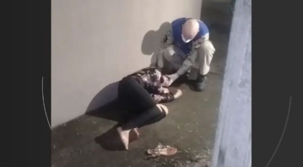 Jovem é encontrada caída com cortes nas mãos e cabelo cortado com faca em rua de Londrina, dizem bombeiros