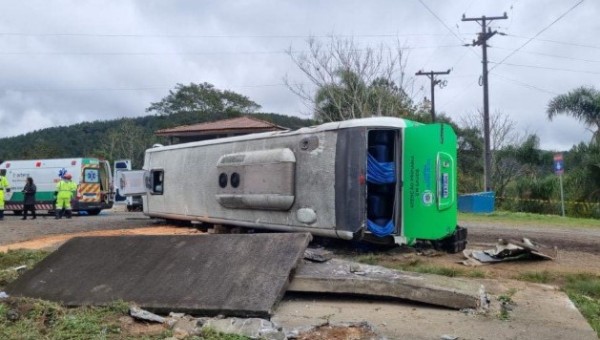 Acidente entre dois caminhões e um micro-ônibus deixa dois mortos e nove feridos