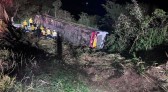 Ônibus com 67 pessoas capota em rodovia de SC e deixa três mortos e 15 feridos
